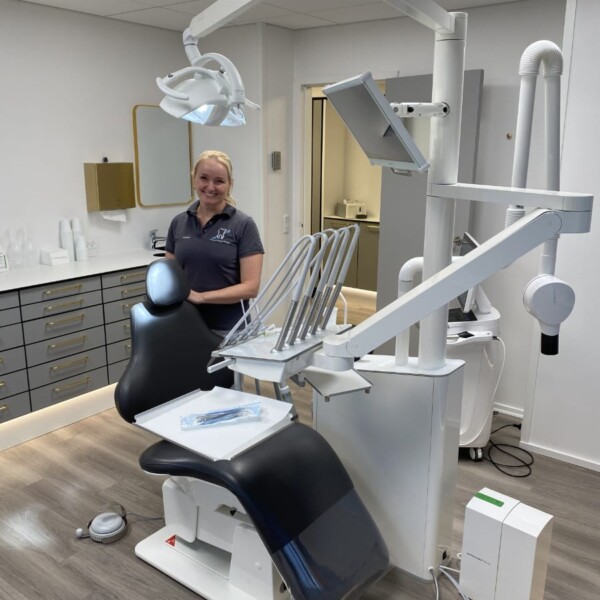 Dentist next to Heka unit